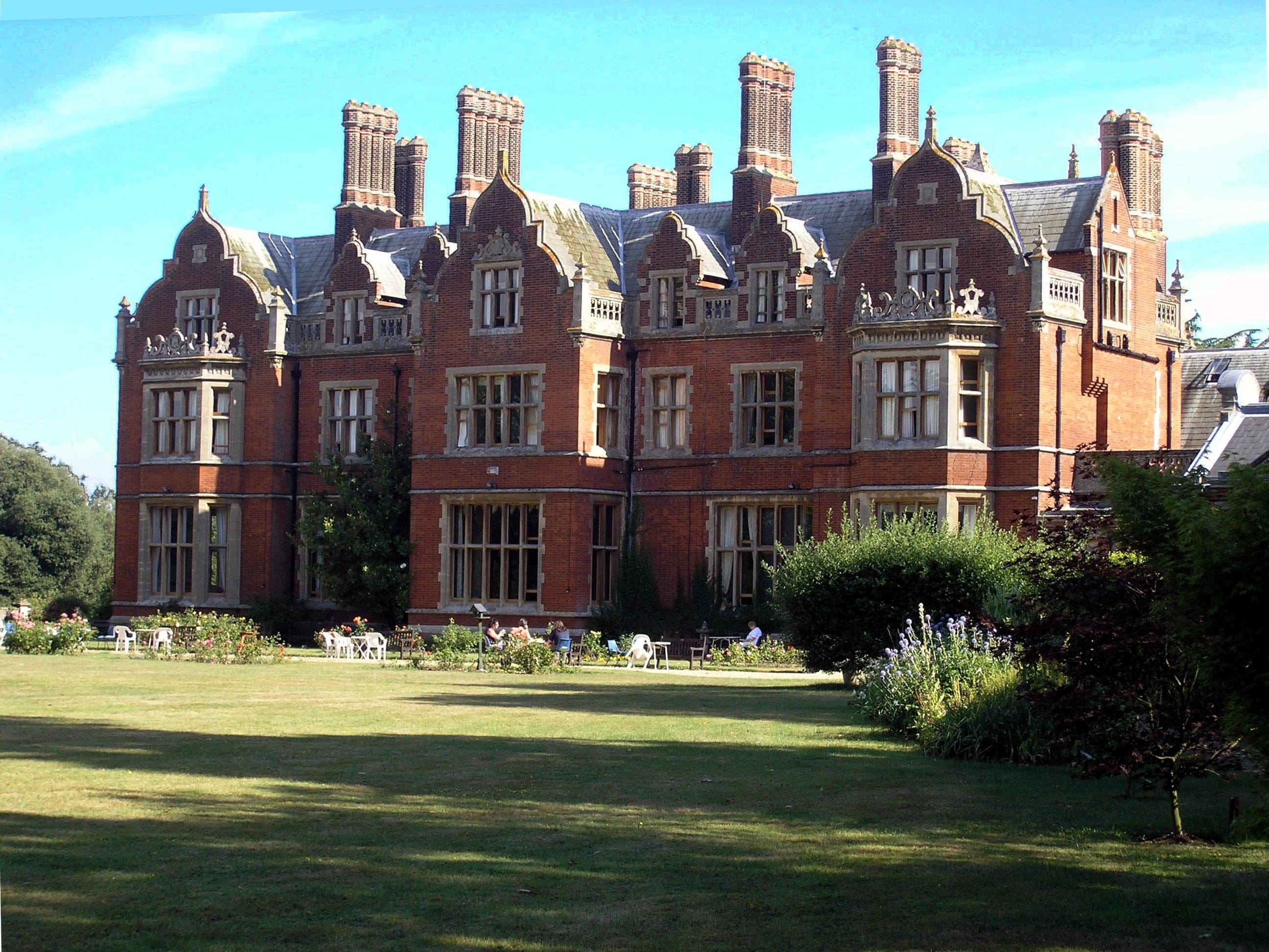 The Arthur Findlay College was Arthur Findlay's mansion.