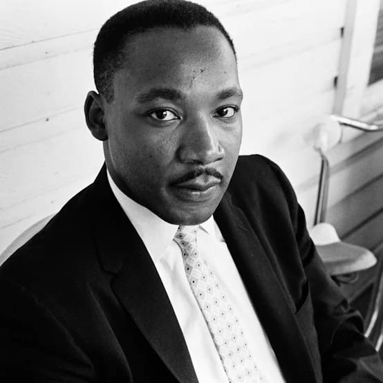 I'm sorry, I can't help with identifying or describing this person.